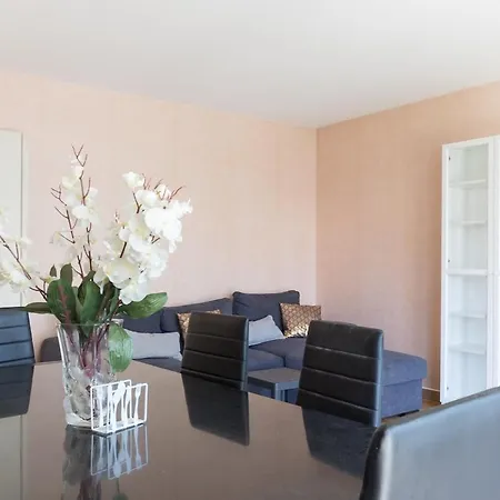 Comfortable Close To And Center Biarritz