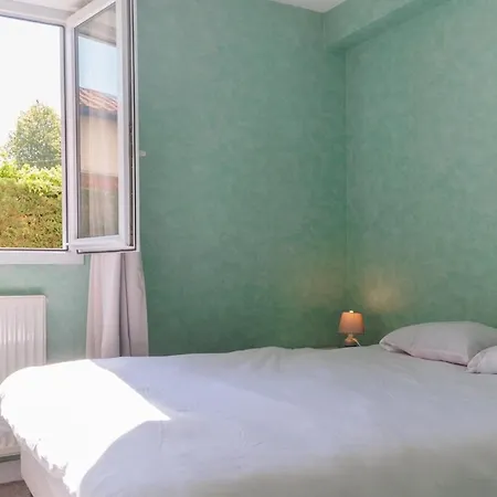 Comfortable Close To And Center Apartment
