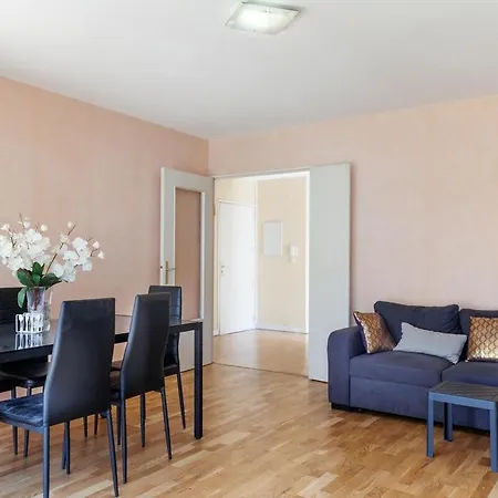 Comfortable Close To And Center Apartment