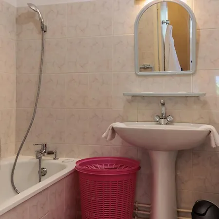 Comfortable Close To And Center Apartment *